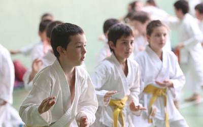 Karateka gaztetxoek shotokan txapelketa dotorea jokatu dute