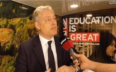 Brexita azaltzeko 'Great Bus' ekimena Arrasaten