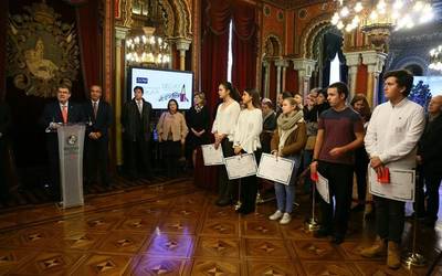 'Casilda Iturrizar Andrea-Epalzaren Alarguna' bekarekin DBHko 10 ikasleren maila akademikoa saritu dute
