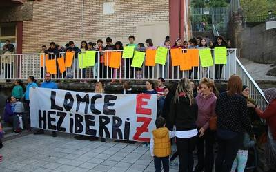 Hainbat gurasok planto egin diote LOMCEren 3. mailako azterketari