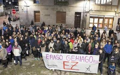 Herritarrek eraso matxistak salatu eta emakumeei babesa adierazi diete