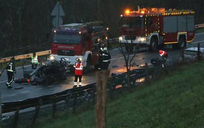Azkarateko istripua auto baten mugimendu desegokiak eragin zuela uste dute