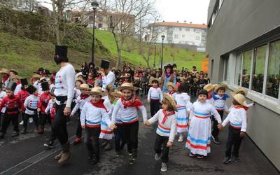 Bidaia munduan barrena, Aiako Lardizabal Eskolako Inauteri festan