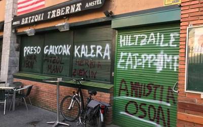 Preso gaixoak herriratzeko eskatzen dituzten pintaketak agertu dira Algortako Batzokian