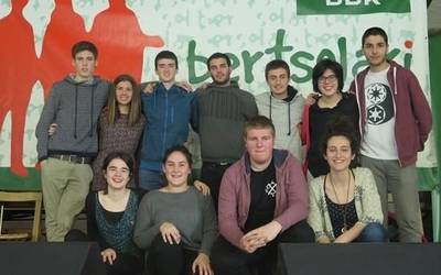 Uribe Kostako bertsolari gazteak aurrera doaz BBK Sariketan