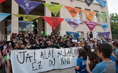 Udalak “ipinitako trabak” salatu dituzte Sopelako kuadrillek