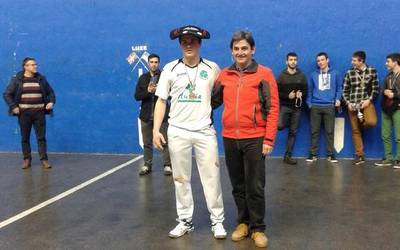 Jon Olaizola pilotari lesakarrak Euskal Liga irabazi du