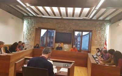 Aparkalekuak arautzeko ordenantza aho batez onartu da, udazkenean berraztertzeko konpromisoarekin