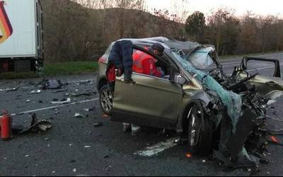 Orkoiengo bizilagun bat hil da auto istripu batean Arren