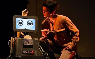 Logela Multimediak robotak protagonista dituen familiarteko antzezlan bat estreinatuko du