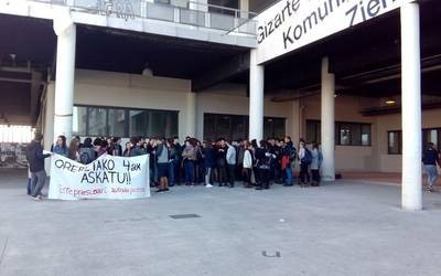 Iruñean atxilotutako gazteei elkartasuna adierazi diete, Leioako campusean