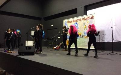 Gure kantari txiki-handien sormen jaialdia