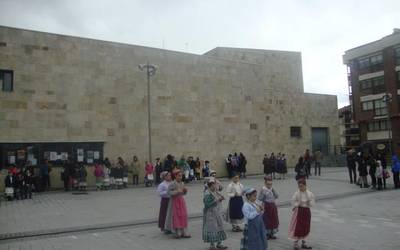 Udaberriko dantza festa