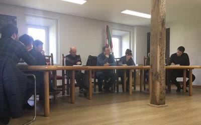 Kutxanbanken sukurtsalaren itxieraren kontrako adierazpen instituzionala onartu dute