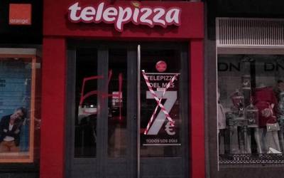 Telepizzaren aurkako ekintza egin dute, “prekarietateak eragindako heriotzak" salatzeko