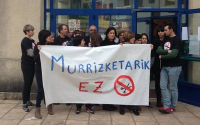Murrizketen aurkako elkarretaratzea gaur goizean Elgetako Herri Eskola atarian