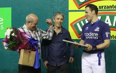 Omenaldi xume batekin agurtu dute oñatiarrek Abel Barriola