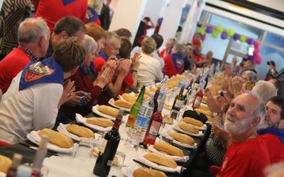 Mendi irteera eta bazkari jendetsua egin dute Pol-Pol Mendizale Taldekoek