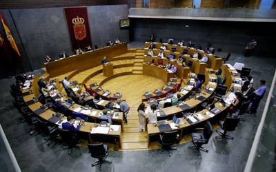 Nafarroako Parlamentuak begi onez ikusten du ETAren armagabetzea