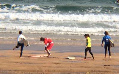 'Emakumea surflari' programako saioak egingo dira Zumaian