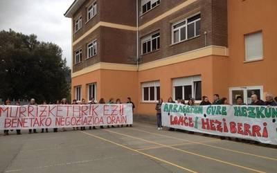 Herri Eskolako zentrotan kontzentrazioak egin dituzte biharko grebaren ataritan