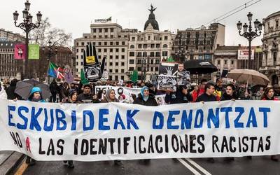 Manifestazioa arrazakeria eta xenofobiaren aurkako eguna dela eta
