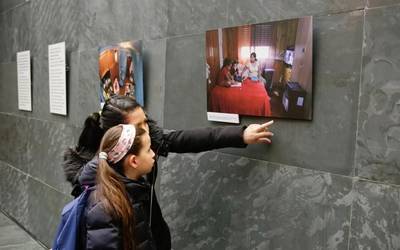 'Gela bat ez da etxe bat' erakusketa, parlamentuan