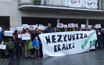 Kurtzebarri eskolako komunitatea murrizketen aurka agertu da