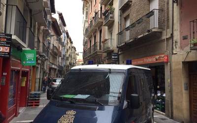 Etxebizitza batetik gazteak aterarazten ari da polizia
