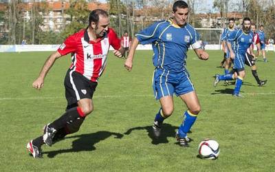 Urkoko futbol-zelai artifiziala estreinatu dute