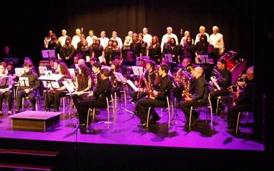 Banda eta musika eskolako ikasleak elkarrekin