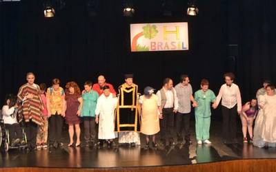 Uxaneko ikasleek ‘Hotel Brasil’ antzezlana eskaini dute