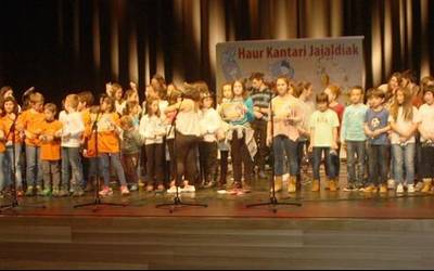 Nafarroako Haur eta Gaztetxo kantari jaialdi arrakastatsua egin dute Lesakan