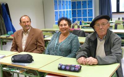 Ikastolako mahai eta jarlekuak erosteko bakoitzak 10.000 pezeta jarri zutenekoaz