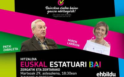 Miren Larrion eta Patxi Zabaleta solasean, asteazken honetan, Zumaian