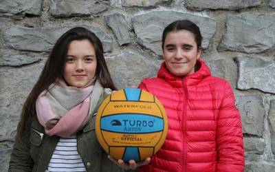 "Historia egin dugu Urbat waterpolo taldearekin" Garazi Catalan eta Ezozi Akizu