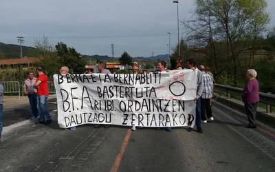 Berna eta Bernabeitiko auzotarrak errepidera irten dira gaur ere protesta egitera