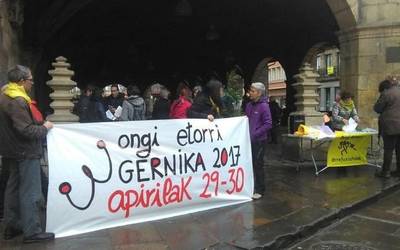 Ongi Etorri Errefuxiatuak plataformak Gernikako hitzordua gogoratu du gaurko kontzentrazioan