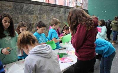 200 lagun inguru elkartu dira Gipuzkoako Bertso Eskolen Egunean