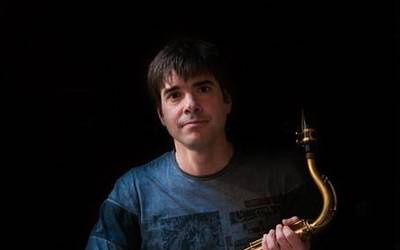 Julen Izarra: “Jazza deitzen diogu inprobisazioari tartea egiten dion musika guztiari”