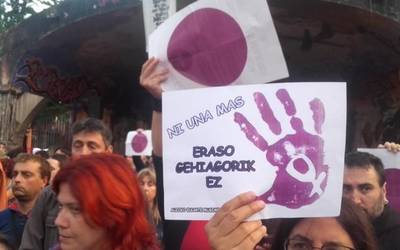 Gizon bat atxilotu dute Bilbo Zaharrean bere bikotekidea kolpatzeagatik