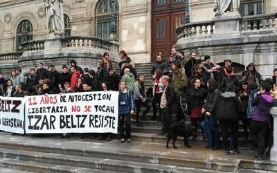 Manifestazio zaratatsua egingo dute Izarbeltz ateneoaren alde ostiralean