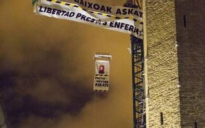 Preso gaixoen askatasuna eskatzeko ohatila zintzilikatu dute Katedral Zaharreko garabian