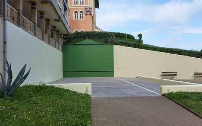 Larretxoko frontoiak itxura berria du