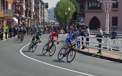 Abaila batean pasa da Itzulia Zumaiatik
