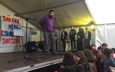Eskolen festaren lekukoa Lakuntzatik Etxarrira