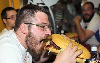 1,7 kilo okela eta lau arrautza dituen hanburgesa hiru kideren artean irensteko gai al zara?