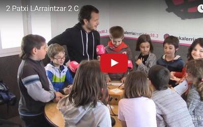 Patxi Larrainzar ikastetxeko LHko 2.A gelako haurrak, irratian