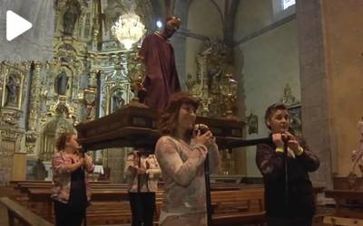 Aste Santuko prozesioan pausoa eramango duten emakume azkoitiarrak
