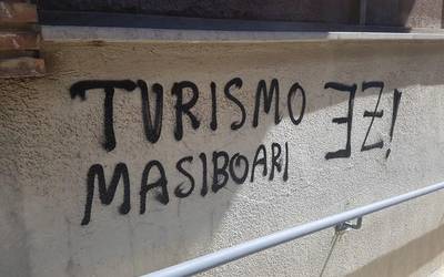 ‘Turismo masiboaren’ aurkako pintadak agertu dira